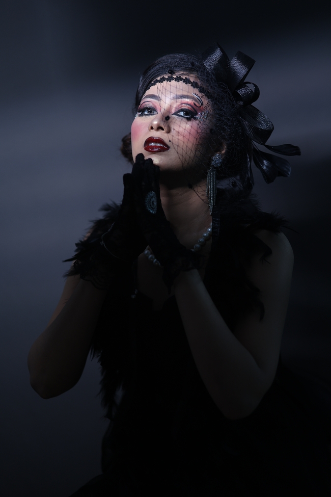 复古黑色艺术美女人体写真艺术照图片