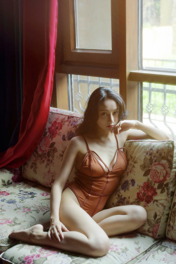 妩媚动人的极品成熟美女何佳颖人像艺术摄影写真图片