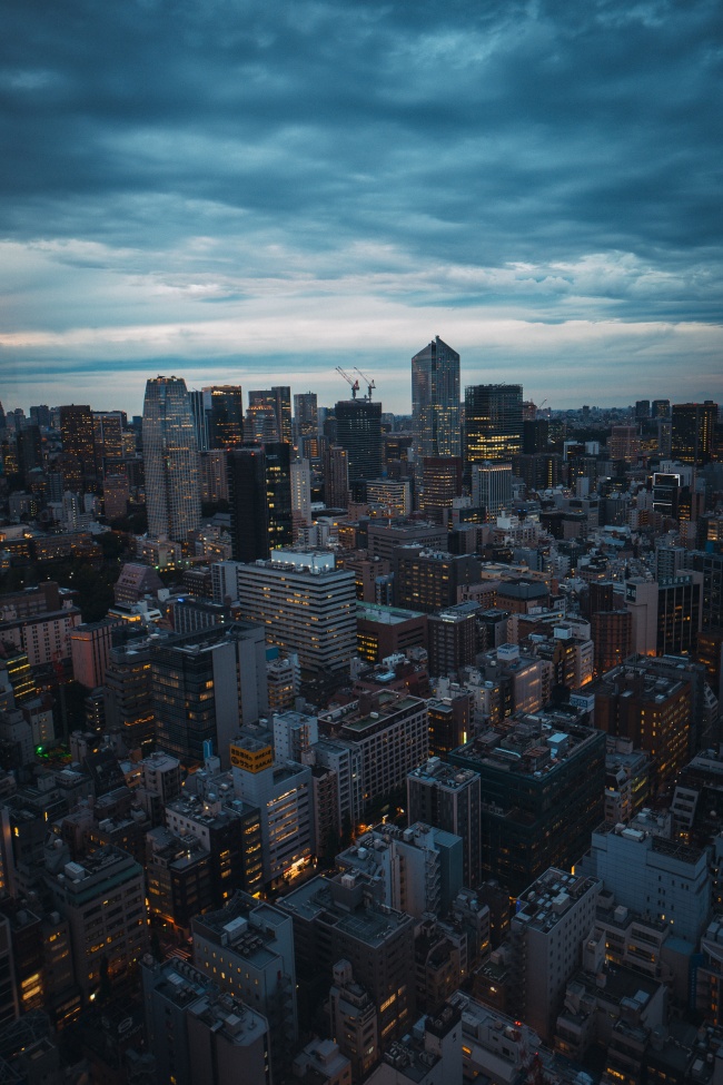 黄昏城市建筑航拍图