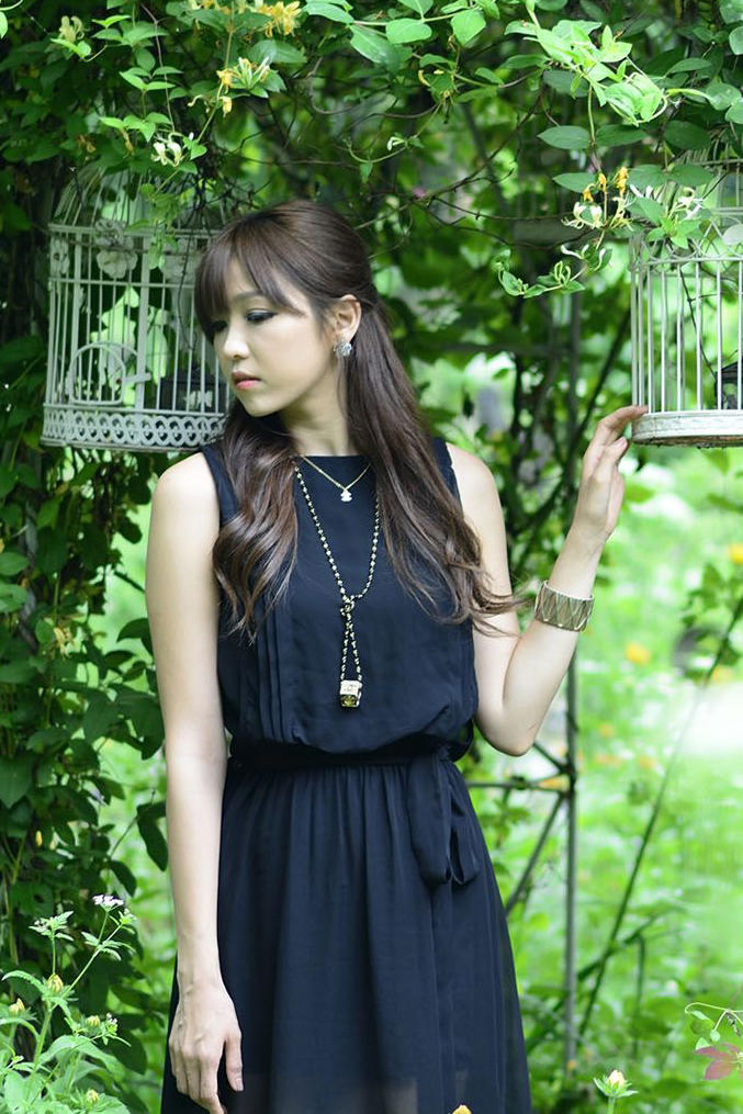 扶着鸟笼的韩国清纯美女摄影图片