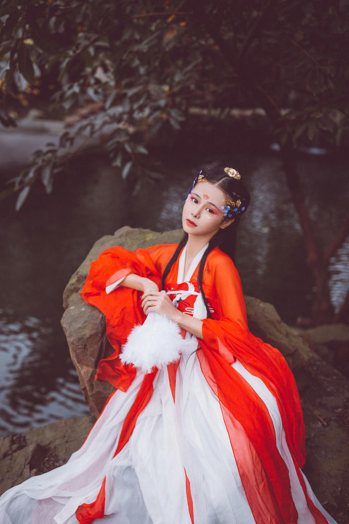 坐在水边的古典清纯美女图片