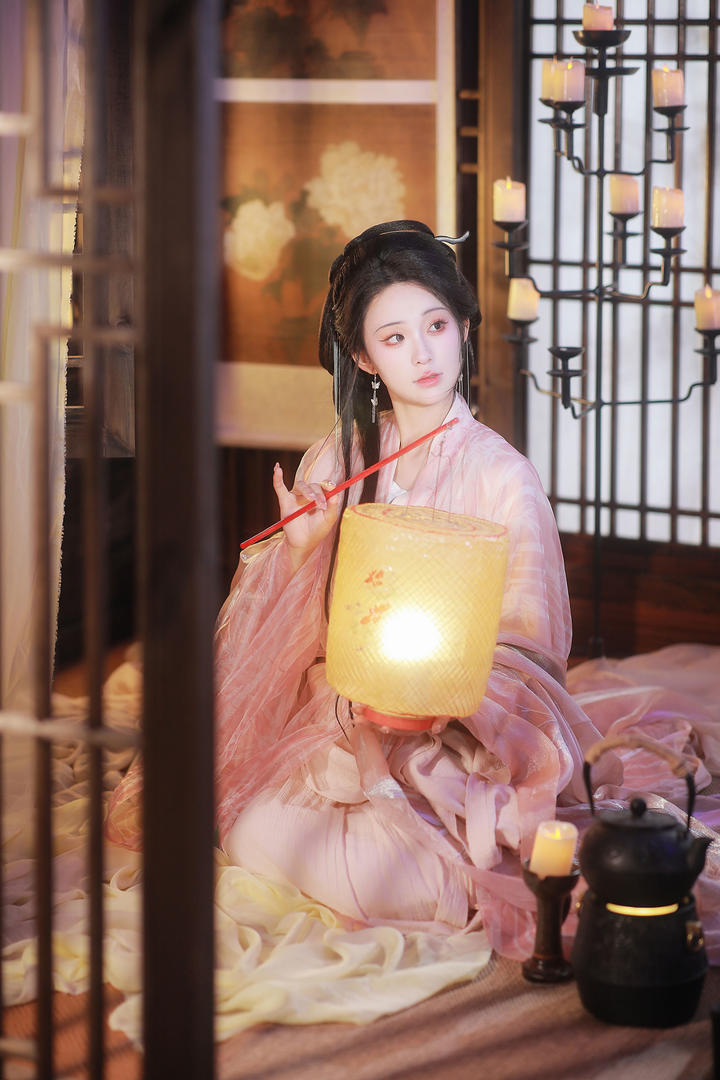 打着灯笼的古装美女图片
