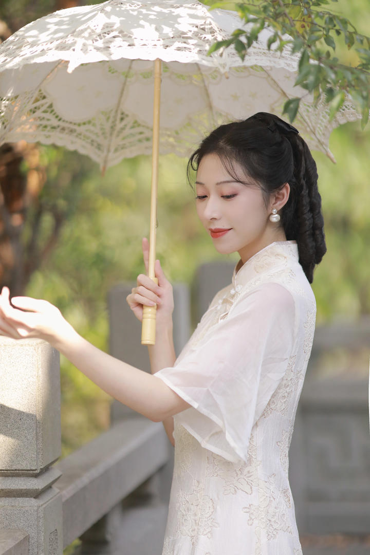 洋气卷发古典美女艺术写真图片
