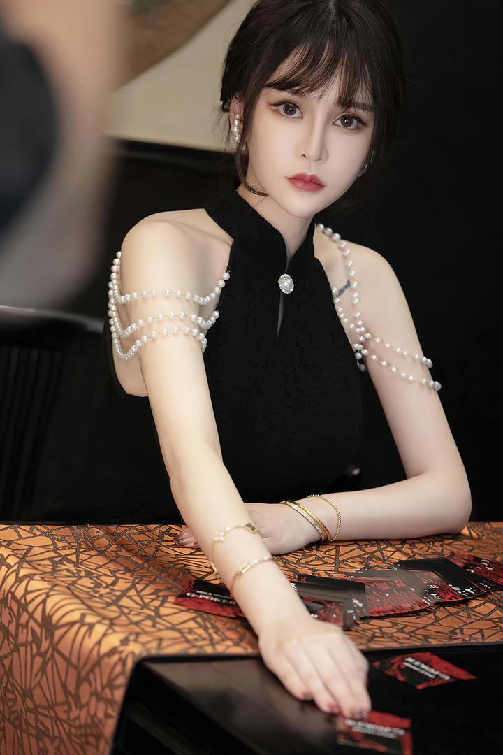 亚洲性感美女荷官在线发牌美女写真图片