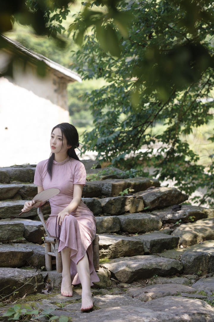 树下乘凉的清纯民国美女写真图片