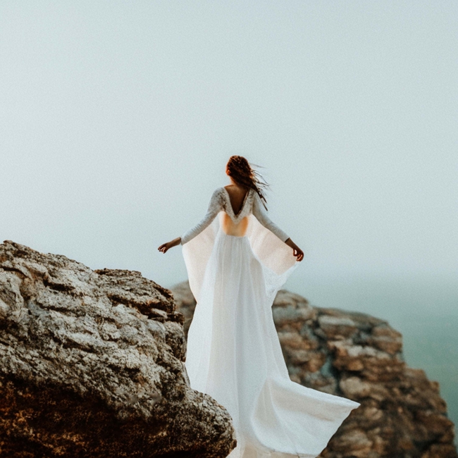 唯美海岸礁石美女背影写真艺术摄影图片