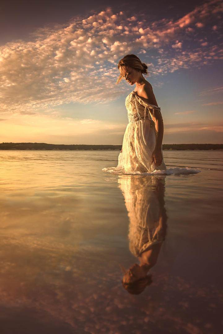 站在水中的欧美美女艺术写真