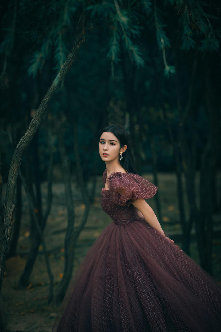 穿着公主裙的新疆美女明星哈尼克孜写真图片