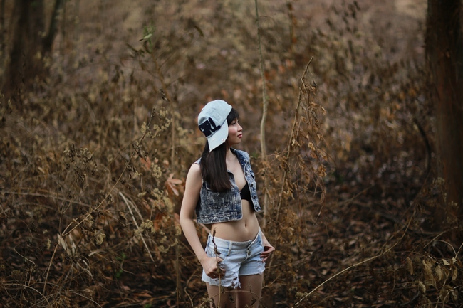 户外性感亚洲美女大胆艺术写真图片