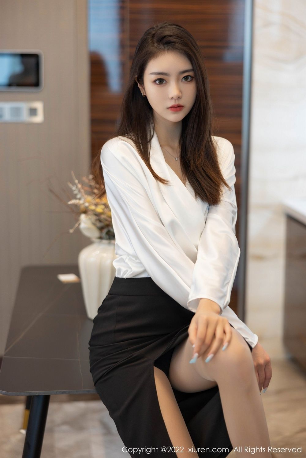 秀人网美女模特可乐Vicky简约白色上衣搭配黑色裙子性感写真