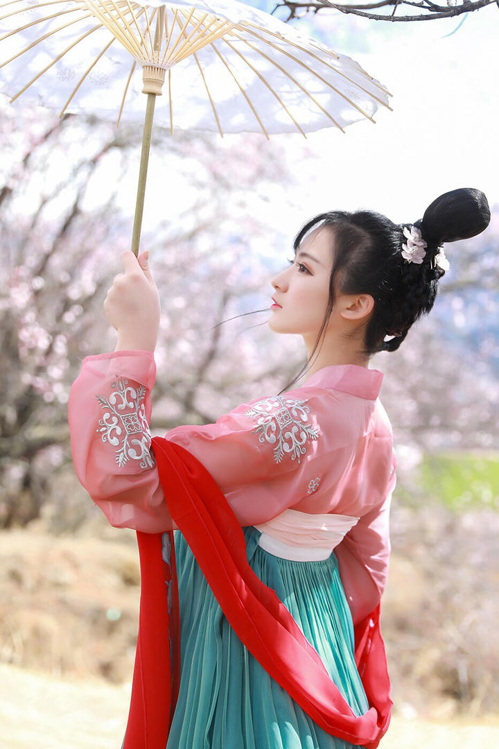 撑着伞的高清古装美女艺术写真图片