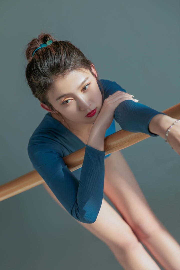 趴在体操杆上的瑜伽美女老师相霖艺术照