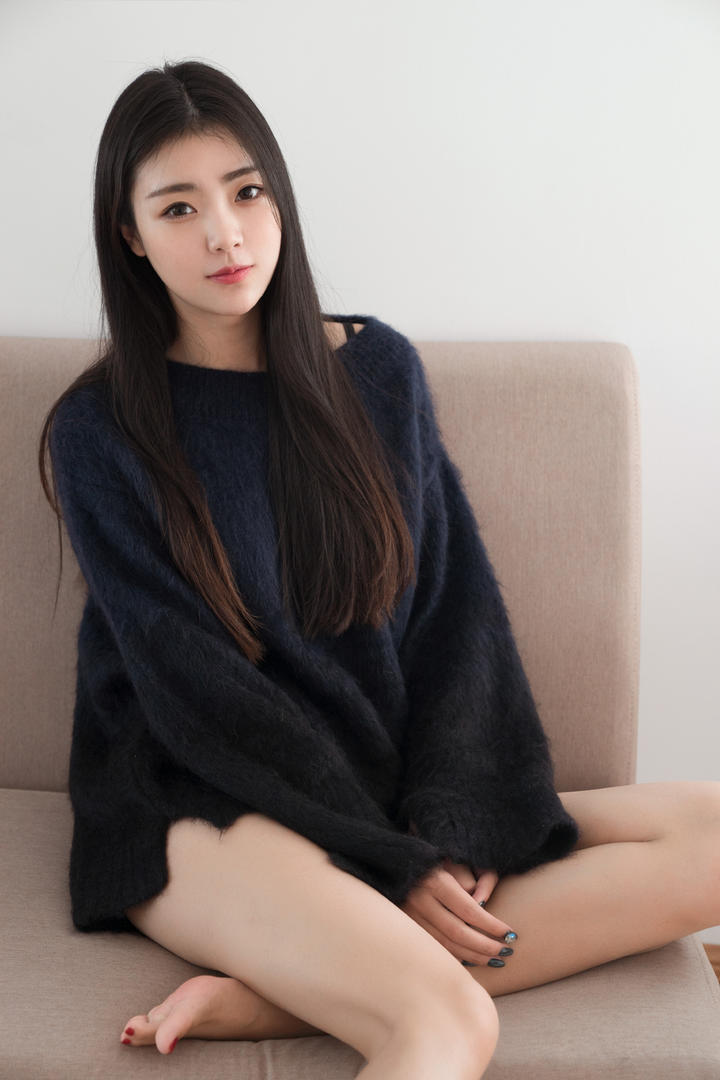 坐在沙发上的极品颜值美女图片