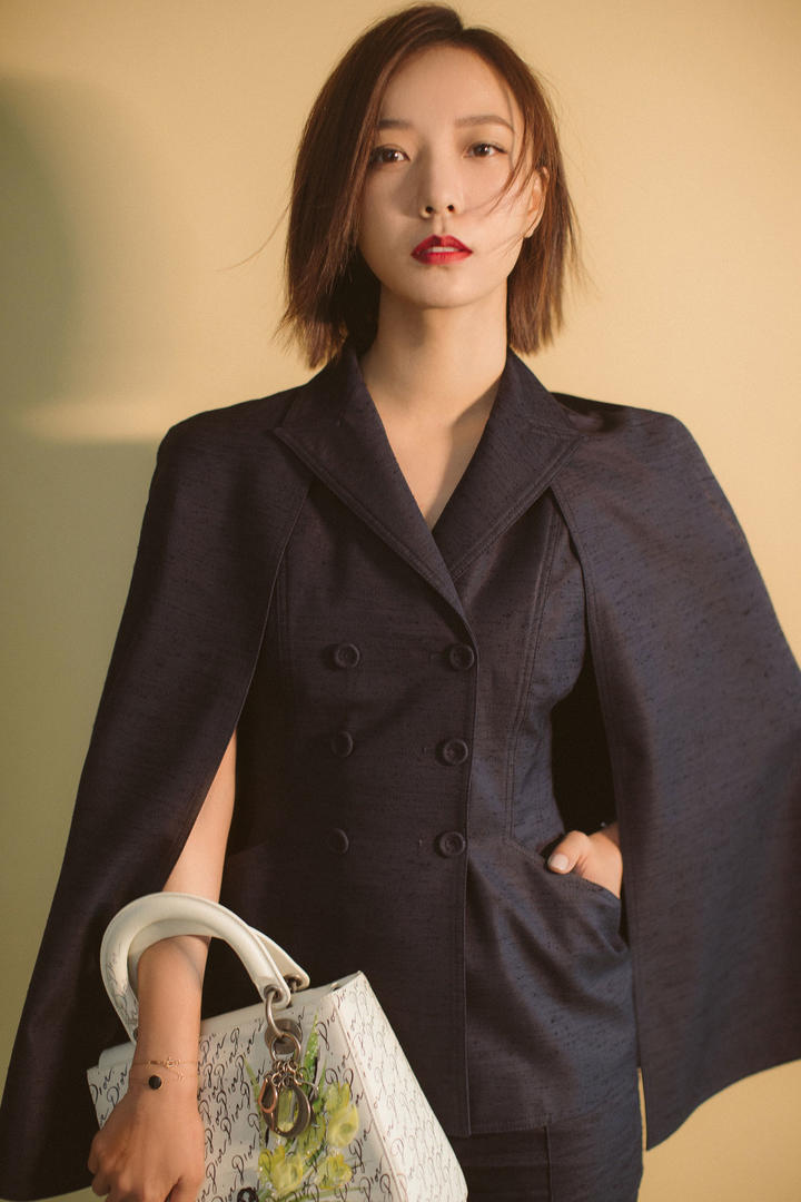 女明星王珞丹穿职场制服个人艺术照图片