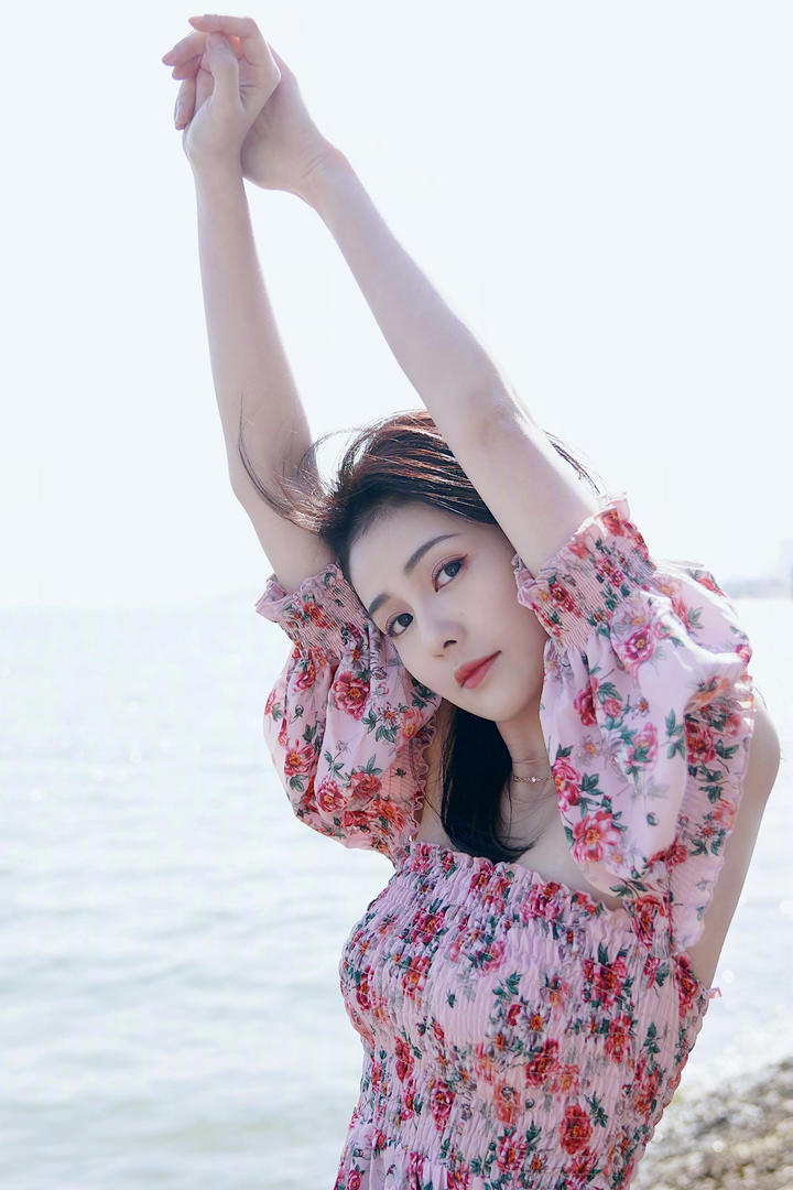 清纯国内女明星白鹿海边摄影写真图片