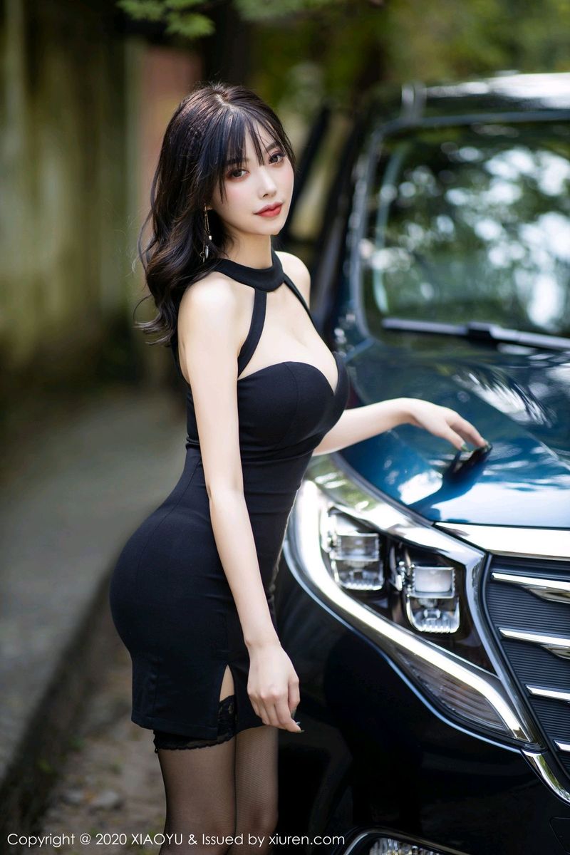 语画界性感女神杨晨晨sugar黑丝美腿室外车拍系列诱人写真