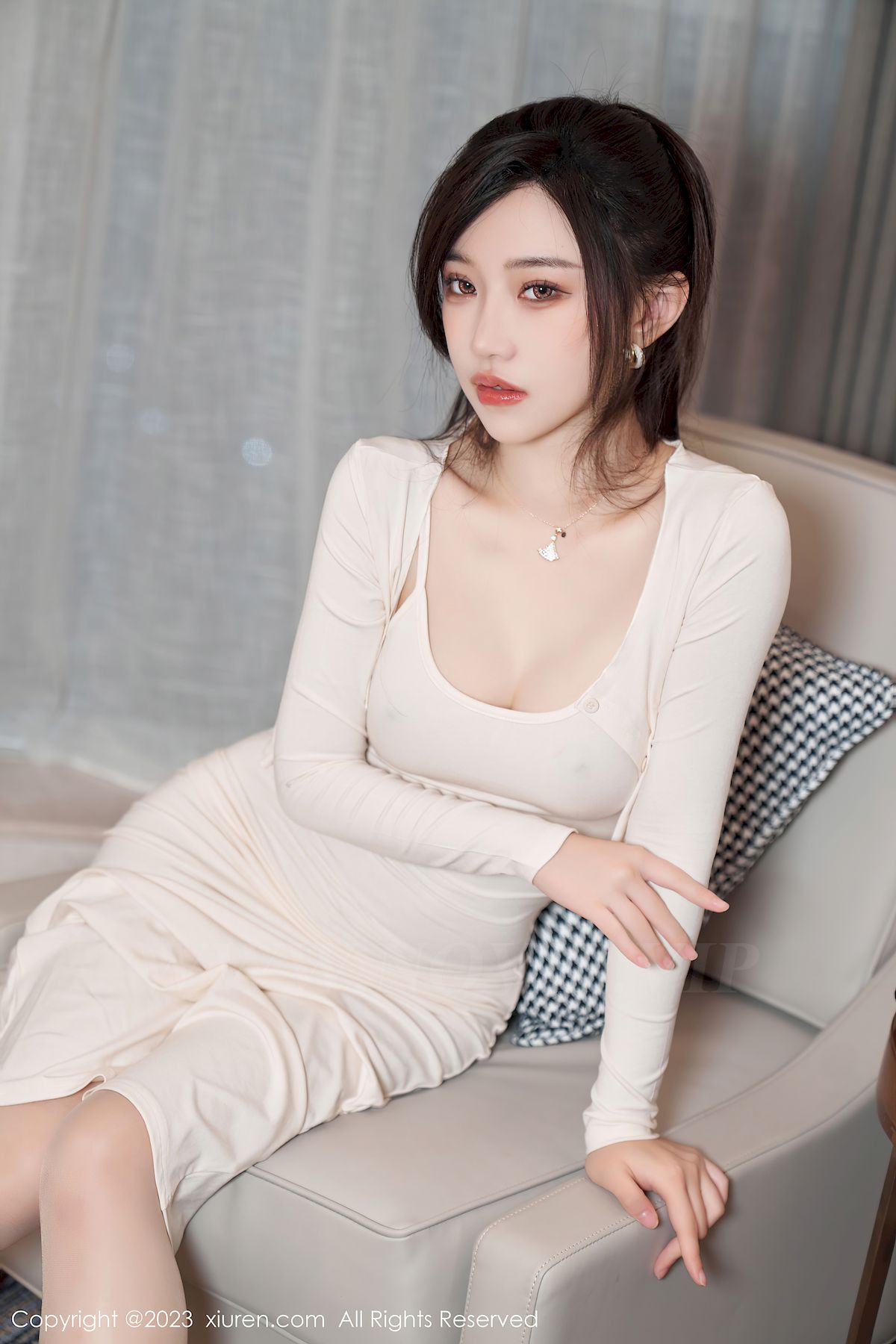 秀人网新人模特妙可可Cheese浅色吊裙原色丝袜性感写真