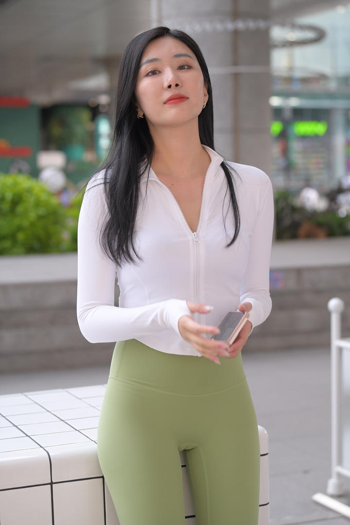 草榴社區精品街拍紧身裤美女免费下载