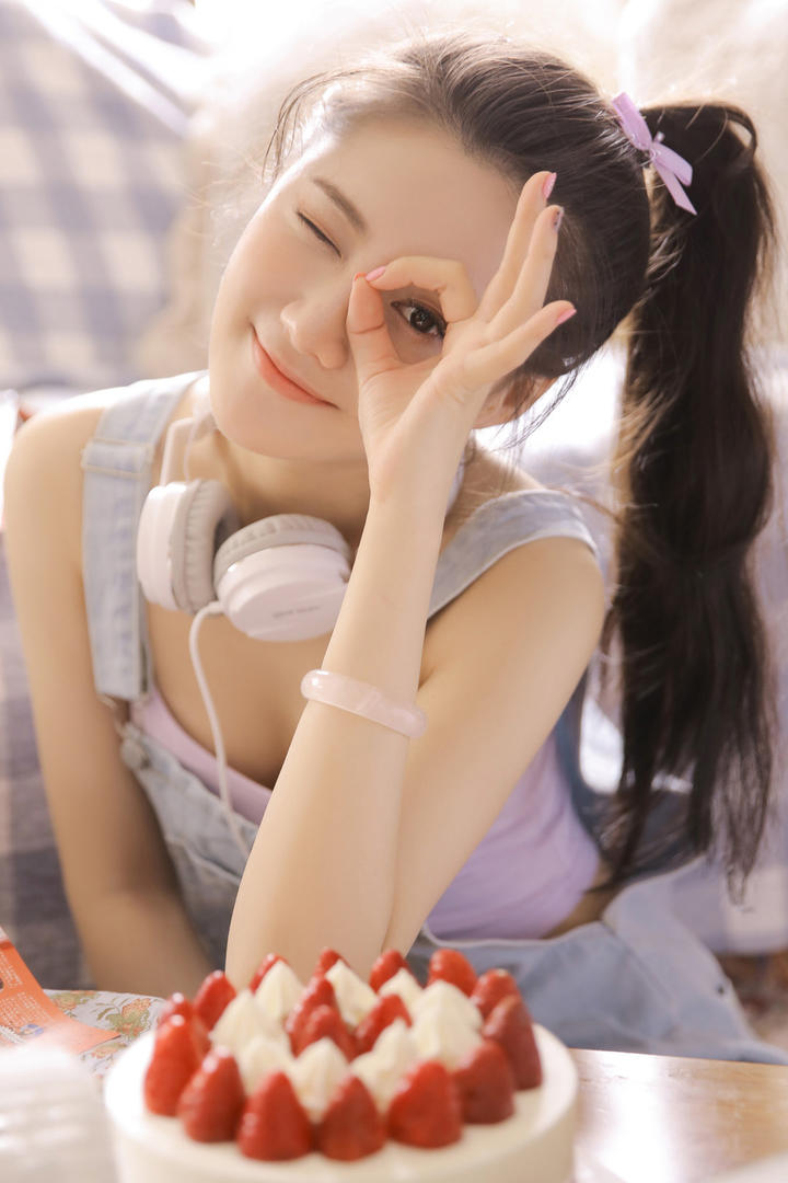 可爱清纯的极品女神写真