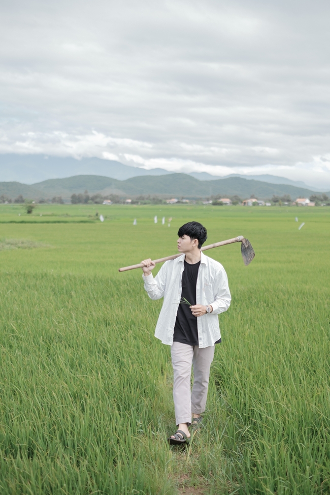 乡村田园绿色稻田帅哥风景图片