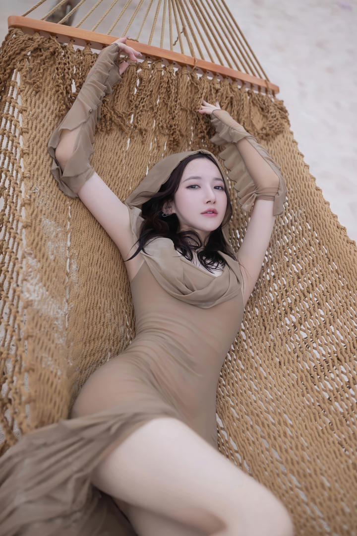 躺在吊床上的极品美女鱼子酱国模人体写真图片