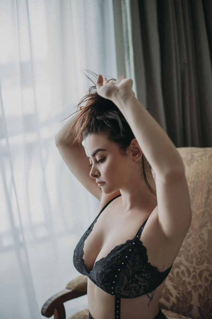 扎头发的欧美微胖内衣模特美女高清大图