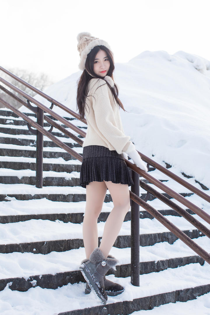 站在阶梯上的高清极品美女图片
