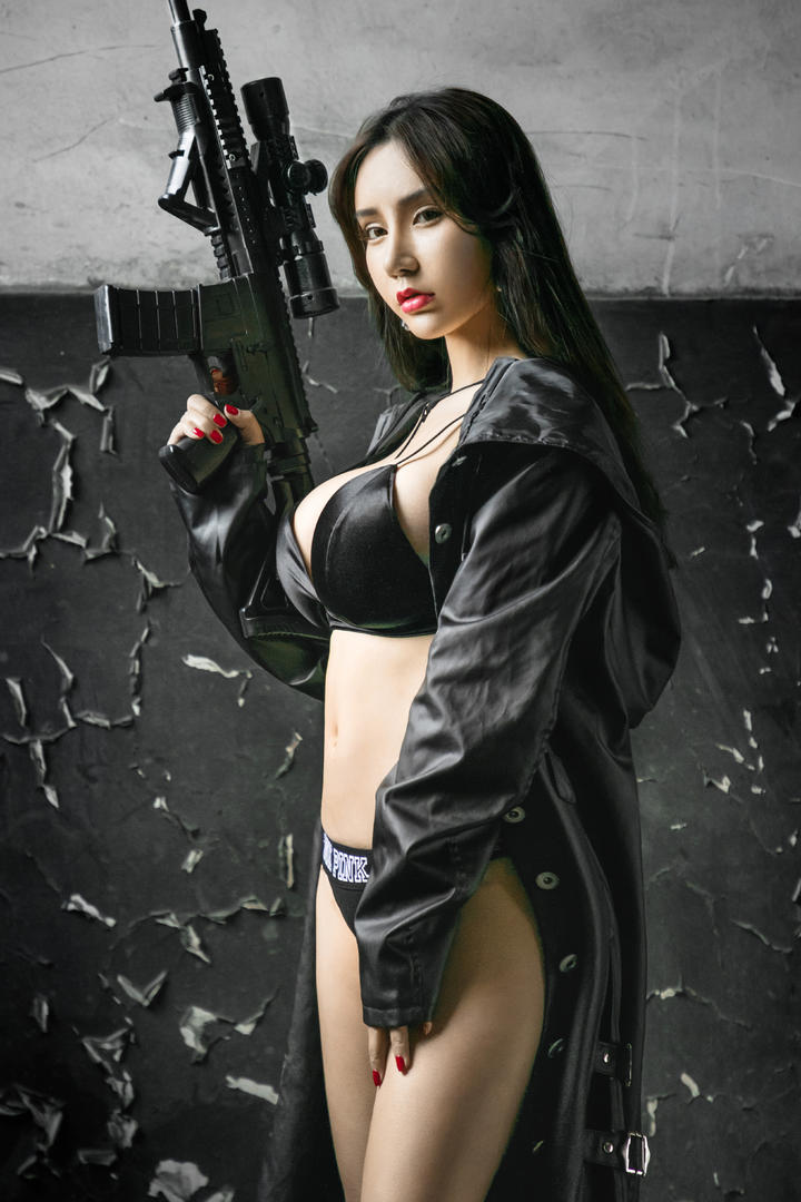 拿着步枪的高清性感大胸内衣美女图片