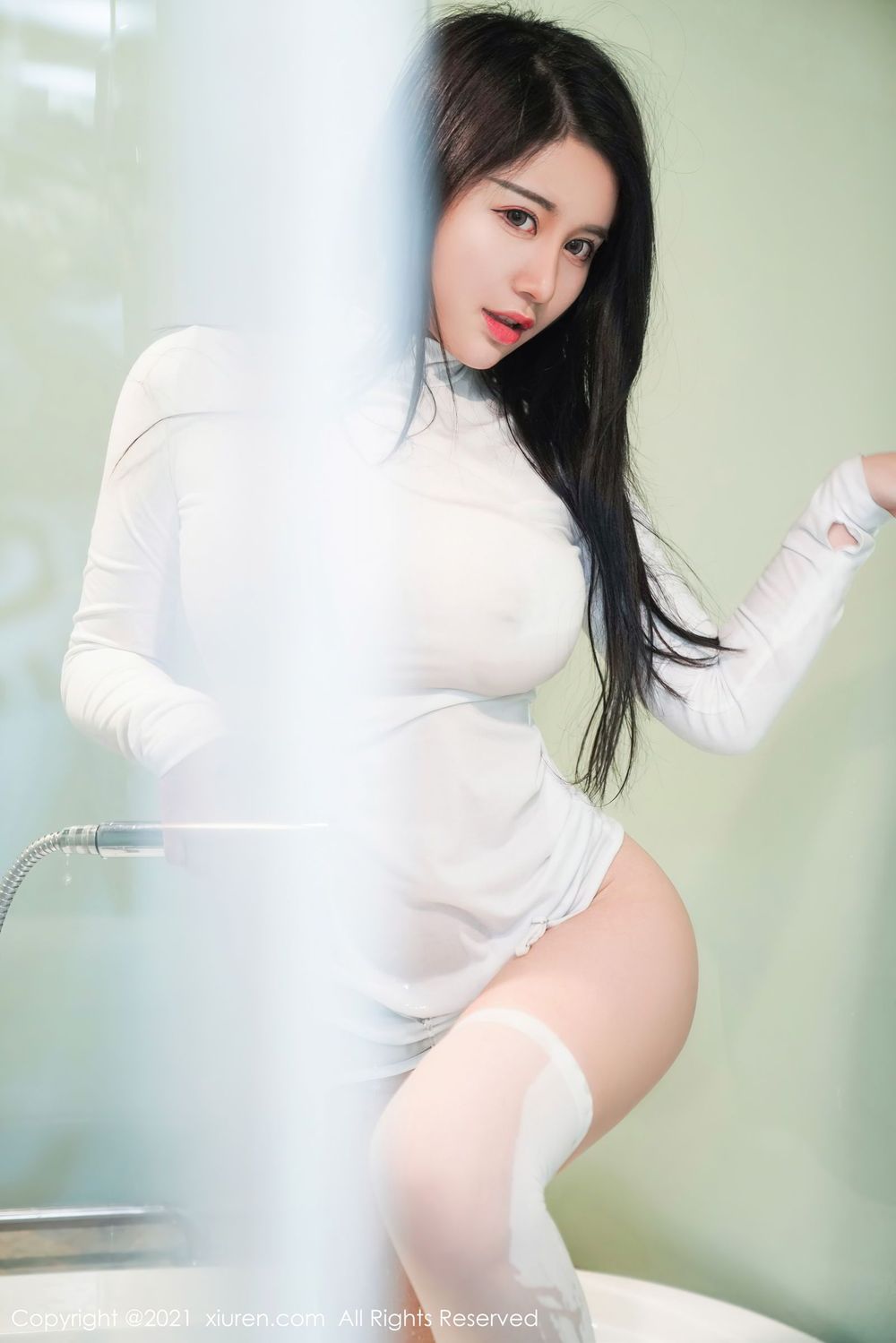 秀人网美女模特美七Mia白色紧身衣与吊袜轻裹惹火身段写真