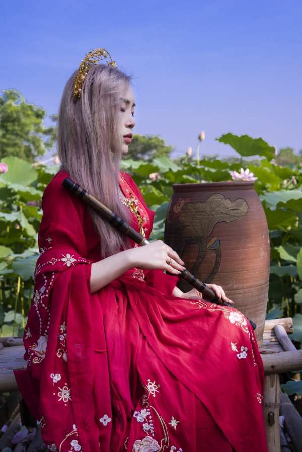 红衣古风美女写真图片