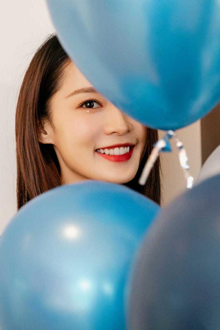 女神李沁甜美写真图片