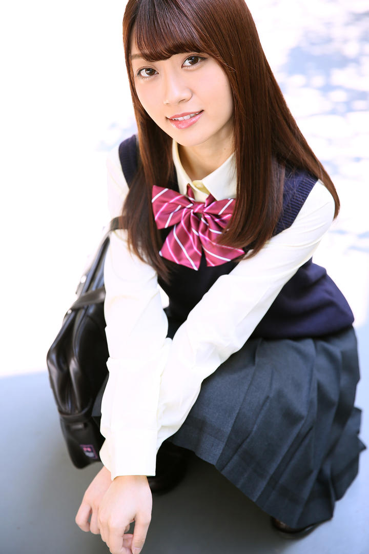穿学生制服日本女生艺术照