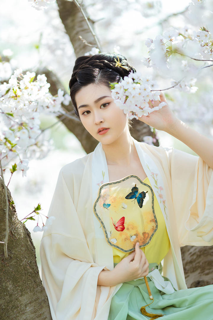 清纯俏丽的古风汉服美女艺术写真图片