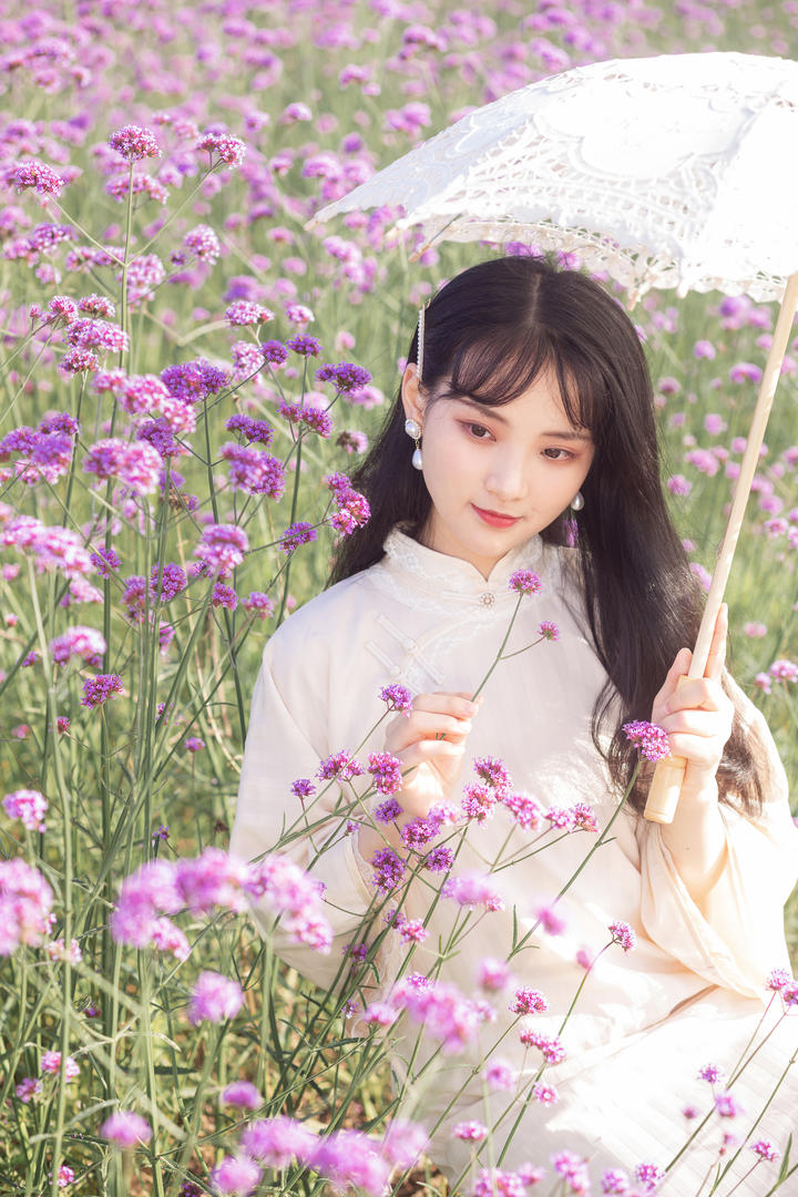 撑着伞的清纯气质美女头像高清图片