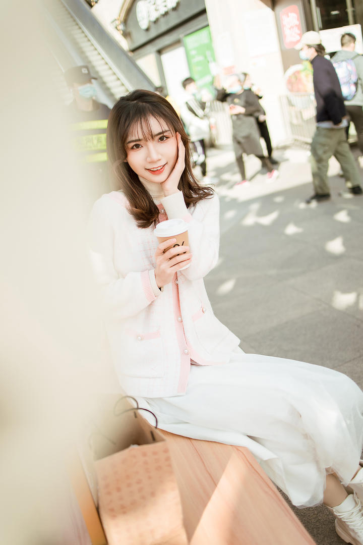 喝奶茶的清纯甜美女生图片果果街拍美女图片