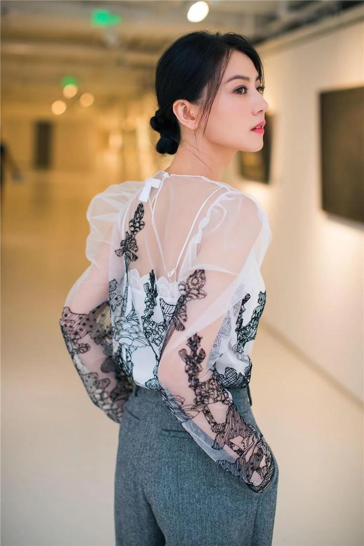 极品女神高圆圆白色透明上衣性感写真图片