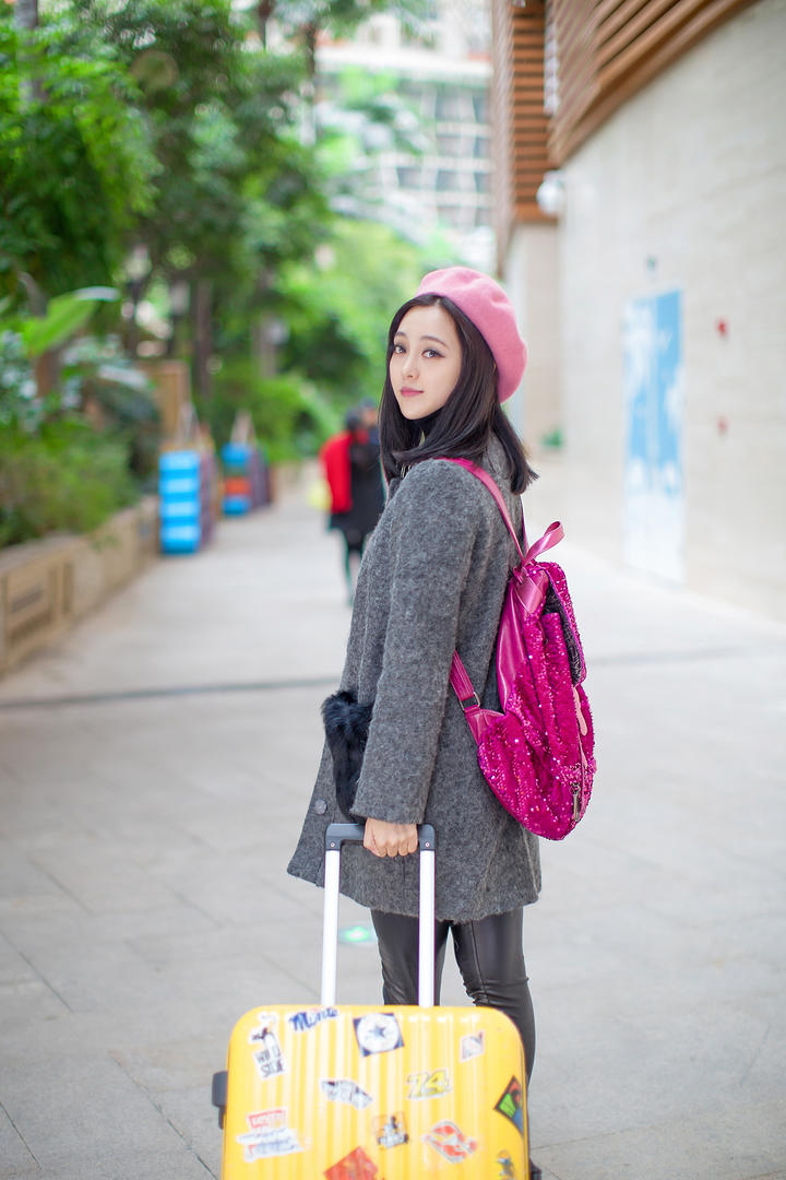 拖着行李箱的台湾女明星梁晶莹图片