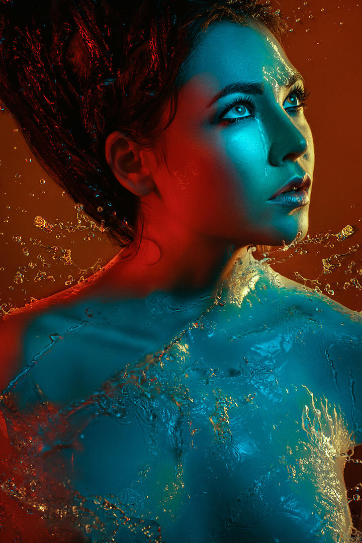 浑身水珠的欧美美女艺术写真