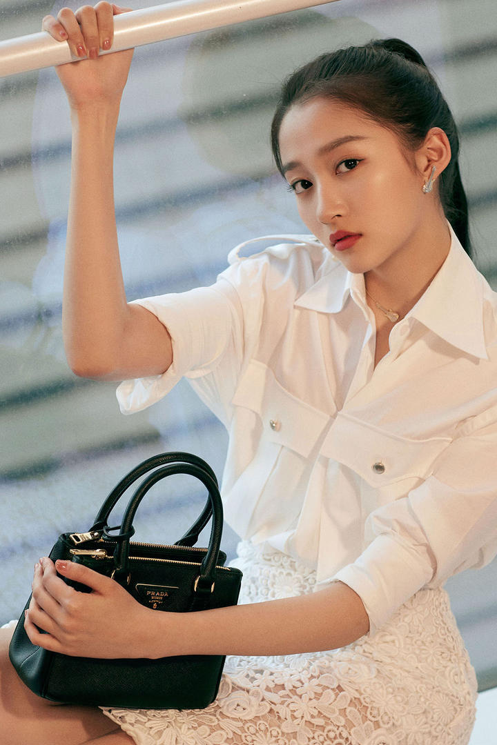 拿着包包的中国女星关晓彤写真