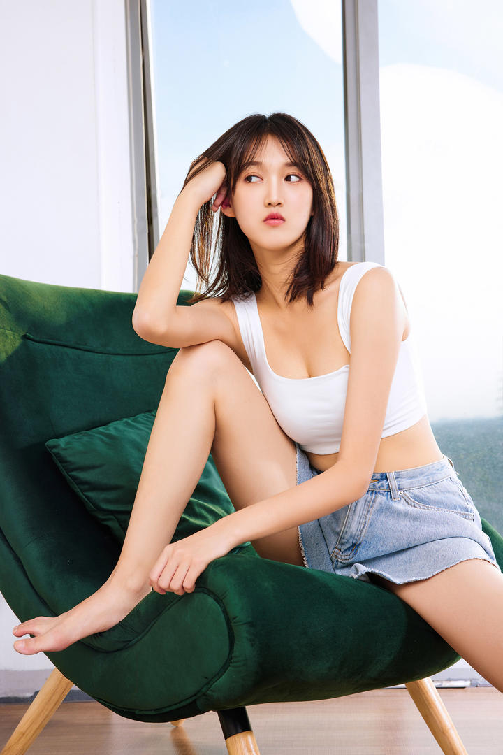 想问题的美少女美琪美女人艺术写真图