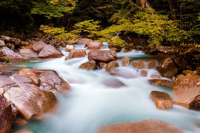 深山涓涓细流岩石山水图片
