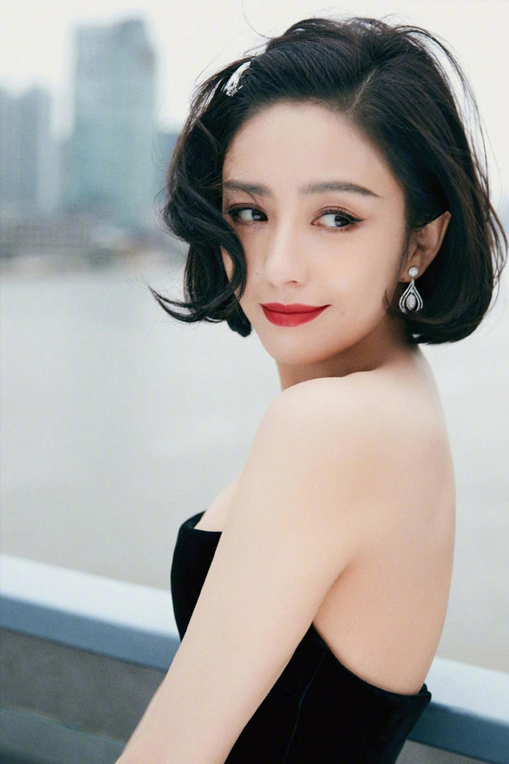 穿着性感抹胸长裙的气质美女明星佟丽娅图片
