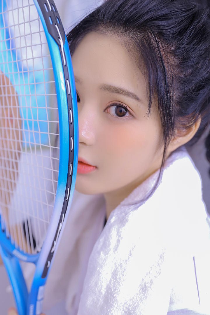 拿着网球拍的极品清纯美女图片
