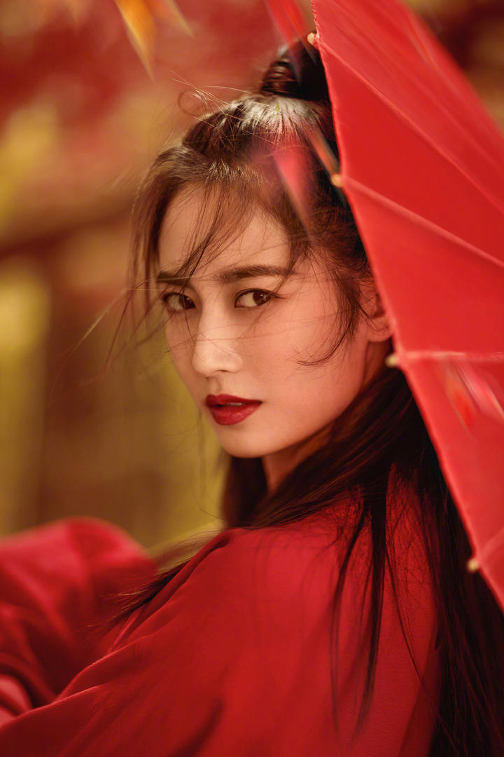 一身红色古装的美女明星陈钰琪古风写真图片
