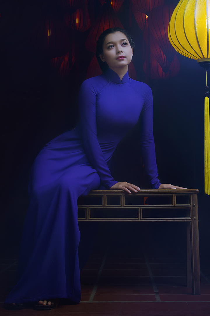 坐在桌子上的越南美女图片