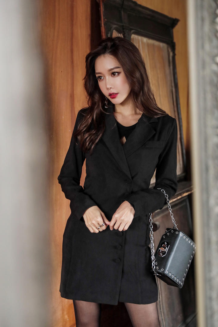 挎着包包的韩国美女尹爱智写真