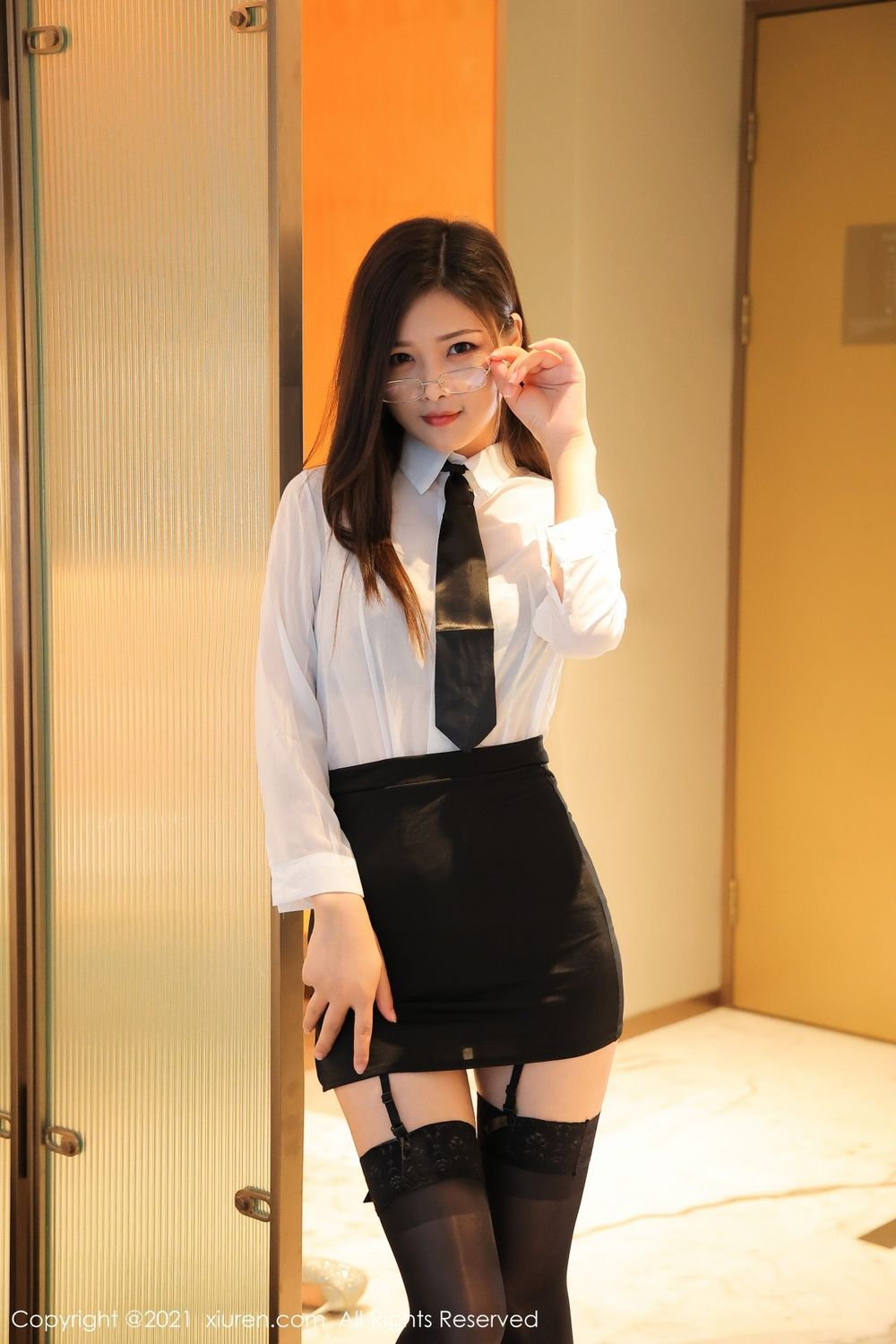 秀人网新人模特星萌x白衬衫黑丝美腿清纯可人内衣系列写真