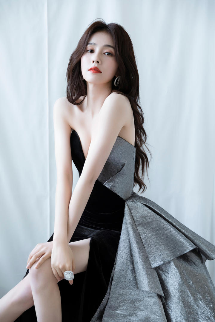 穿着时尚低胸长裙的性感女明星白鹿高清个人写真图片