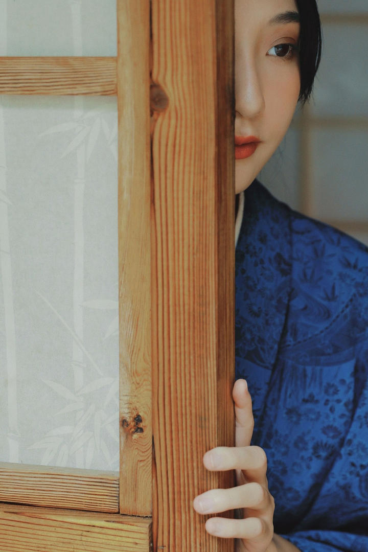 躲在门后的日本清纯女生摄影图片