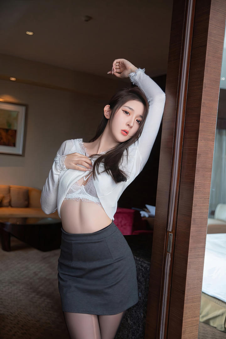 大胆奔放的美女秘书夏甜甜酒店私拍福利图片